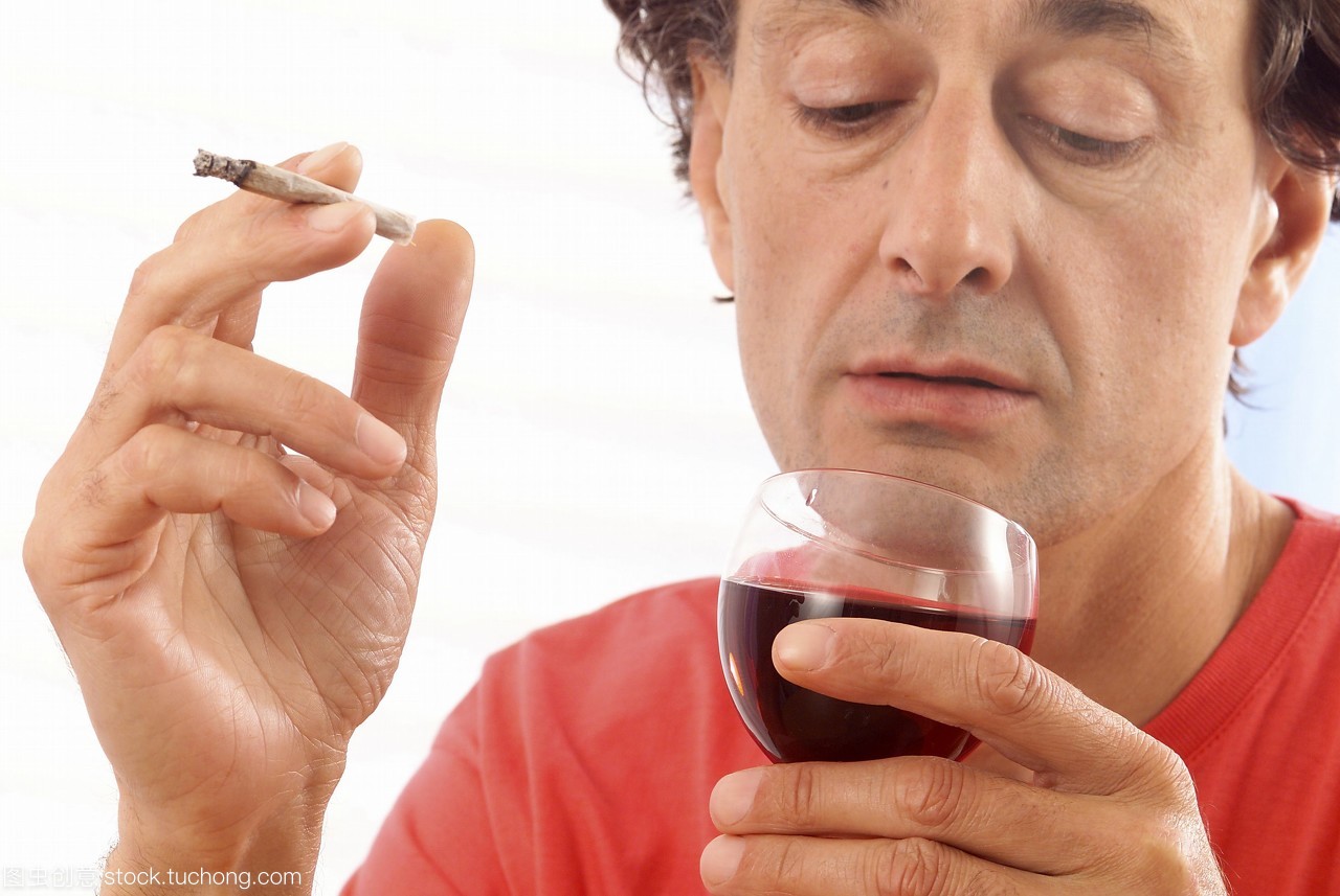 喝酒,玻璃杯,飲酒,喝飲料,喝水,喝,含酒精飲料,紅酒杯,food,cold drink,drink,wine,alcohol,man,one,indoor,people,adult,european,medicine,glass,oncology,carcinogen,alcoholism,risk factor,smoker,cigarette,tobacco,bsip,cancer,紅葡萄酒,40 to 60 years old,抽煙,腫瘤,食品,酒精,男人,吸煙,40到60歲,酒類,冰飲料,一個(gè),