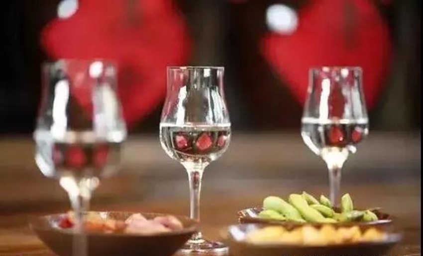 白酒知識(shí)-倒酒里面藏著大學(xué)問!