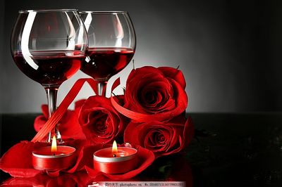 浪漫玫瑰花與高腳杯圖片